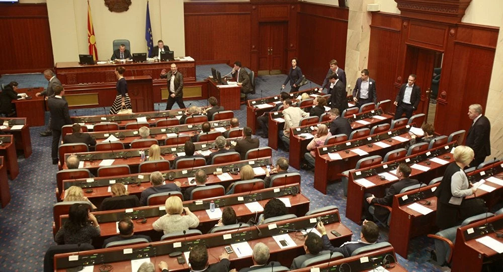 Στον «αέρα» η Συμφωνία των Πρεσπών: Αποχωρεί το VMRO από τις συζητήσεις – ΜΜΕ Σκοπίων: «Ένα βήμα πριν τις πρόωρες εκλογές η Ελλάδα»